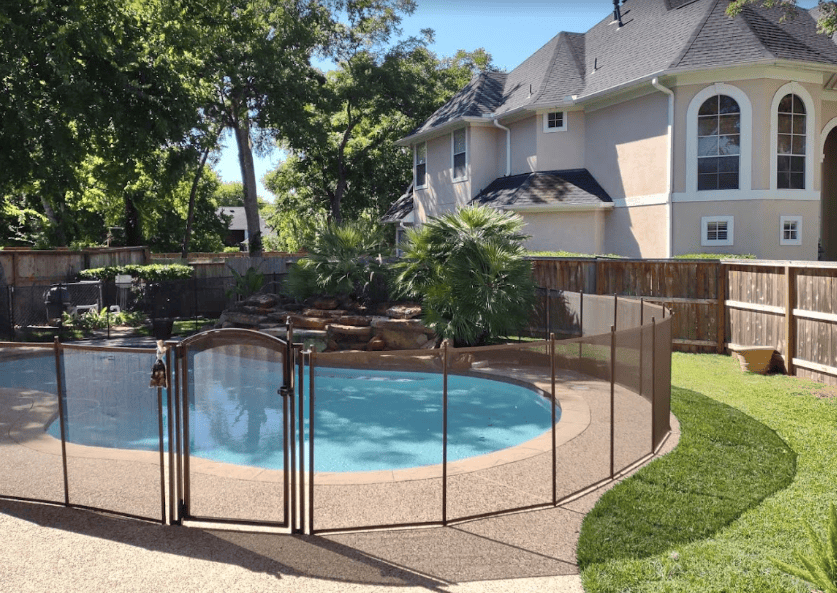 self-locking removeable pool fence system